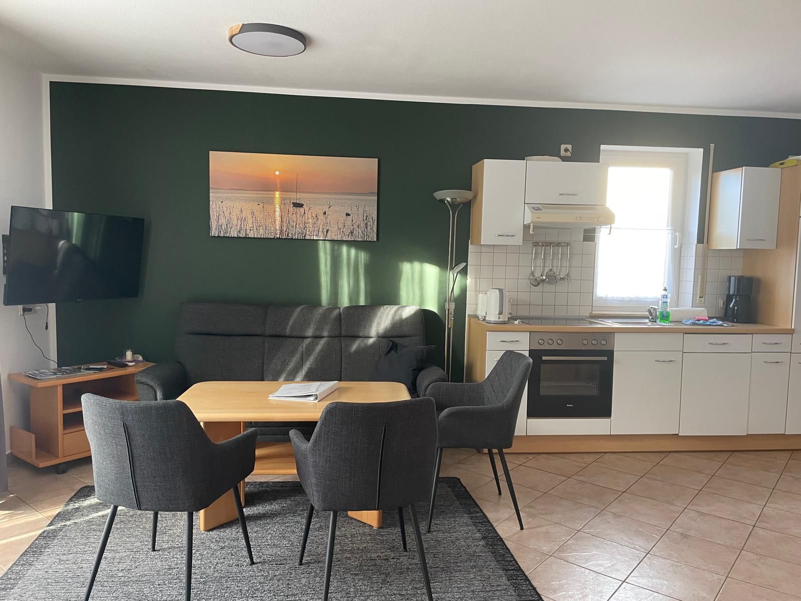 Sitzbereich und Küche Wohnung 'Arkona'